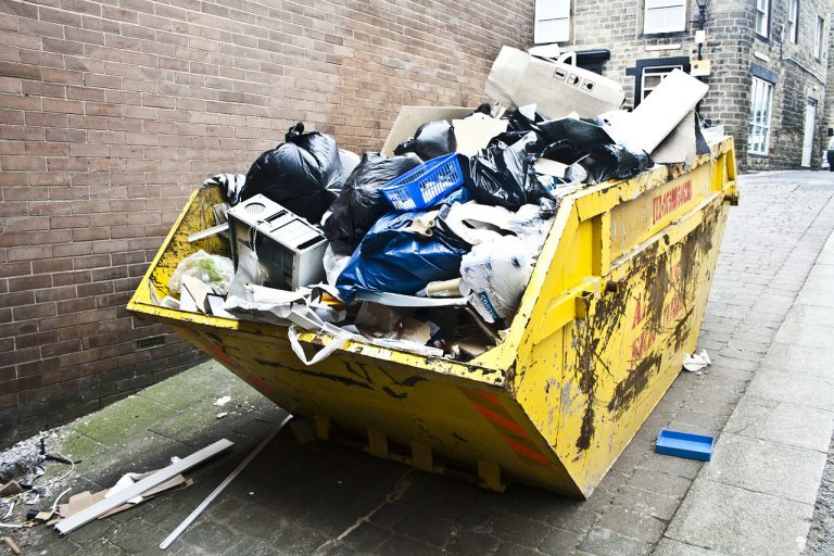 Afval van het bedrijf in de container