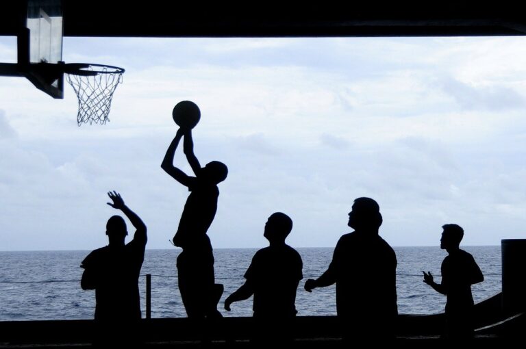 Bijpassend materiaal zoals basketbalkleding